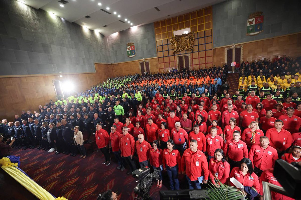 #MásAmenazasMásRevolución | El ministro de Interior, Justicia y Paz, Diosdado Cabello Rondón (<a href="/dcabellor/">Diosdado Cabello R</a>), llamó a los altos rangos de la Policía Nacional Bolivariana (#PNB) a cuidar el desempeño de los funcionarios, a fin de evitar las malas prácticas en el ejercicio de sus