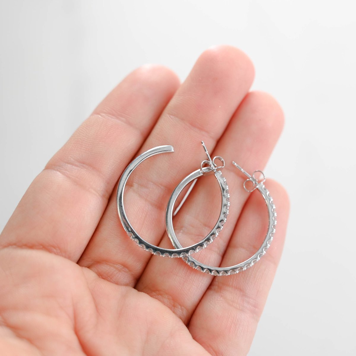 777Jewelry's tweet photo. 💎With a total carat weight of 1.20Ctw, these classic hoops are perfect for any occasion, catching the light beautifully wherever you go. 🌟

💰 Price: $999.99
📦 Free shipping within the USA!
🌍 International shipping available!
#FineJewelry #JewelryLovers #777jewelry https://t.co/WJcNPN0kit