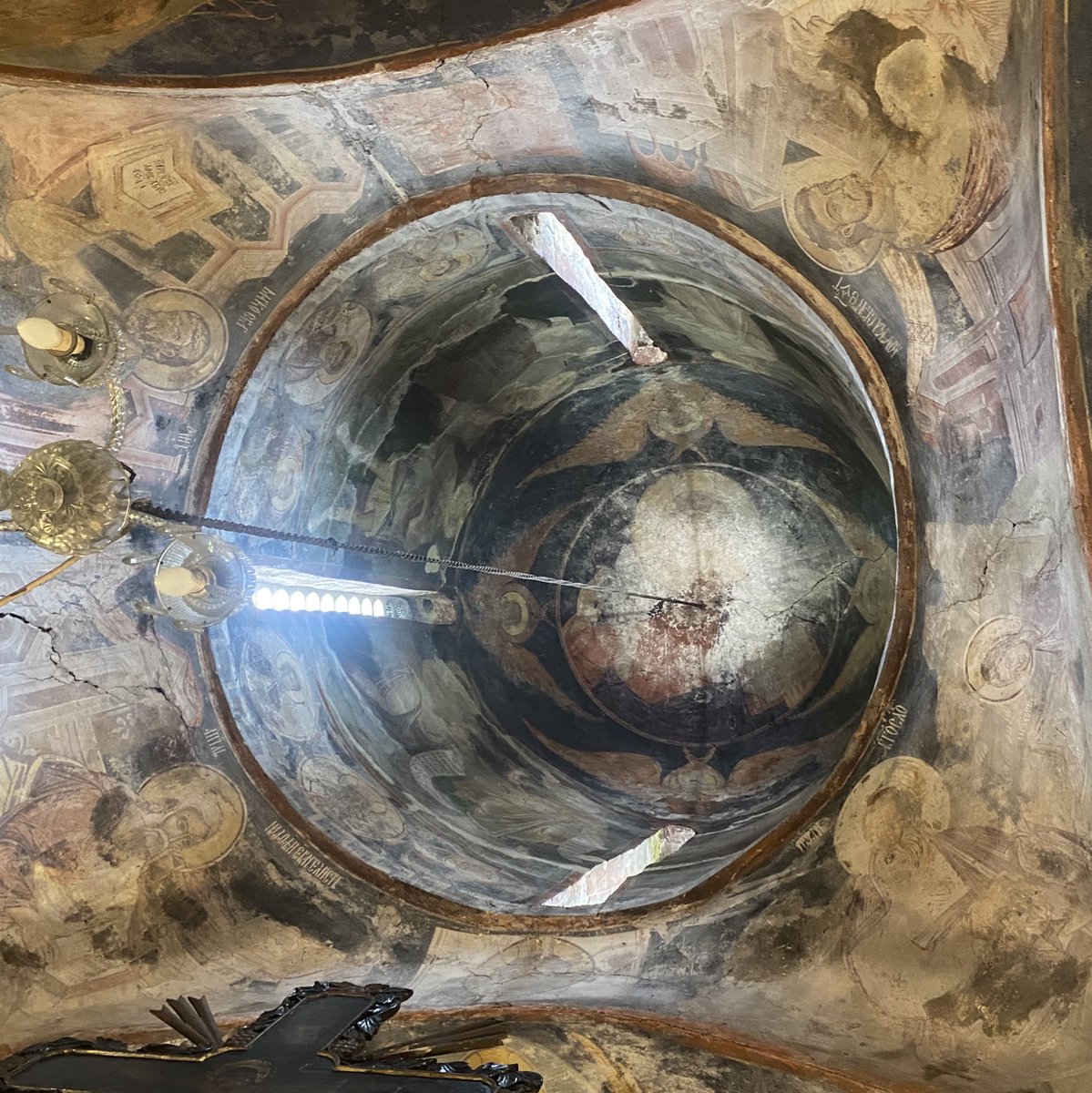 Изглед пре и после рестаурације српских средњовековних фресака (90 дана извођења радова)