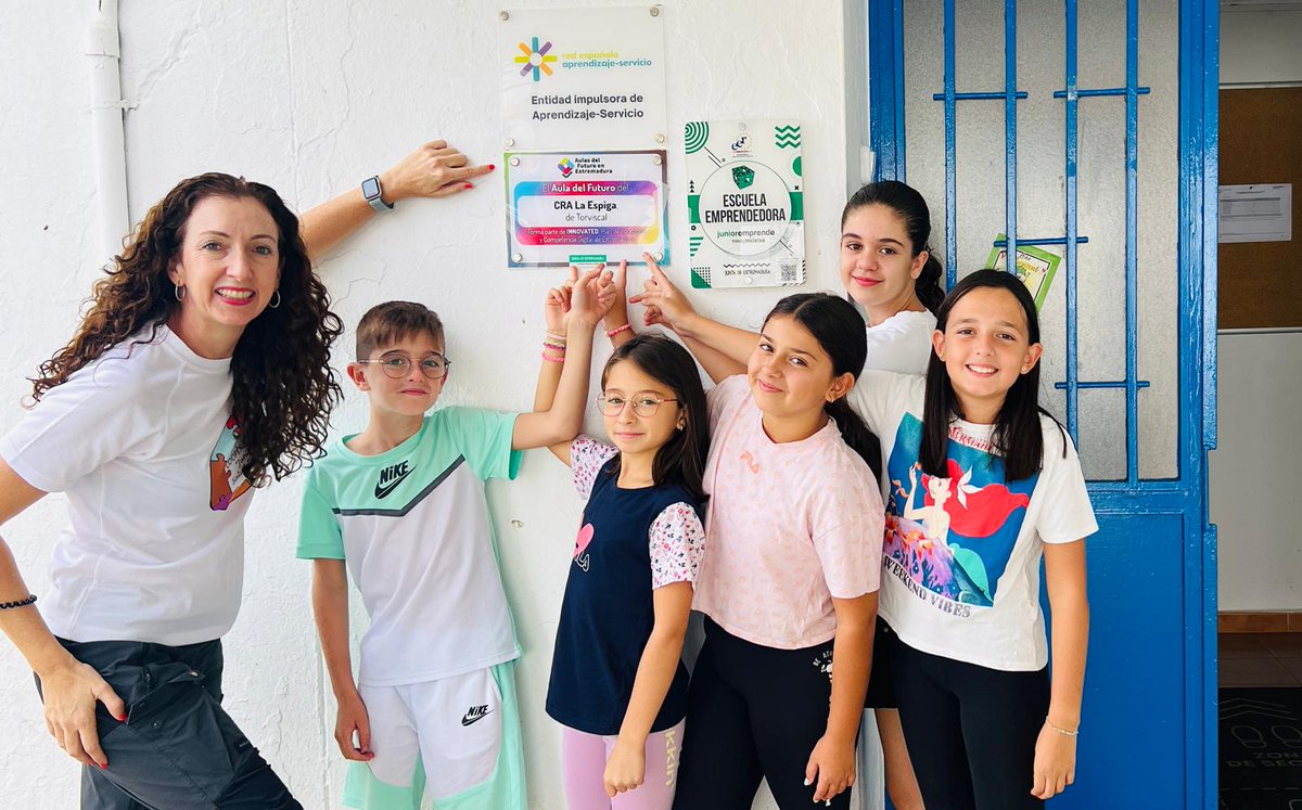 saludtorvis's tweet photo. ¡Nos han concedido el Sello de Centro Aula del Futuro del @educaINTEF ! 📷 Estamos muy emocionados y orgullosos de recibir este reconocimiento,  que refleja el esfuerzo y dedicación de toda la comunidad educativa. 🥳🎉 @InnovacionForm @CPRdbv #AuladelFuturo #Extremadura https://t.co/u0rYJbBSVW