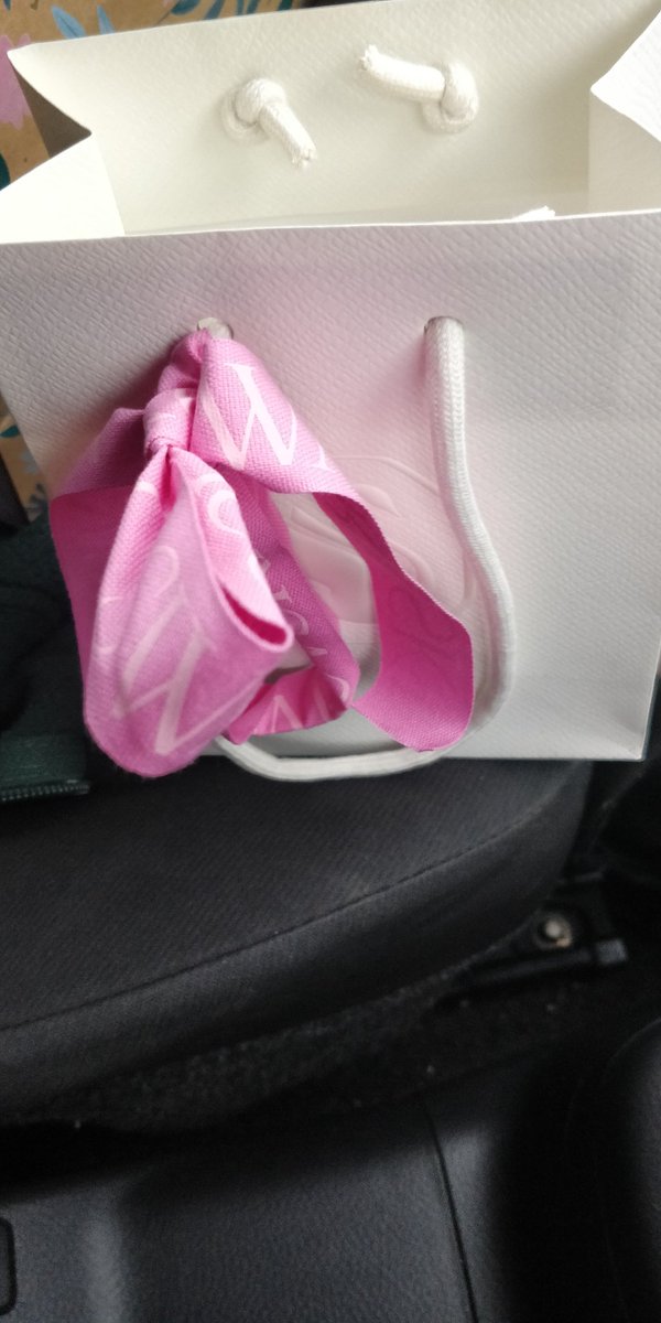 alit321's tweet photo. @swarovski is this how staff are supposed to tie the bow on the bags? And I am supposed to gift this to someone like this. This is lazy. https://t.co/rhXAigaMn1