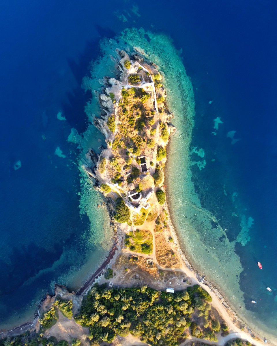 VisitGreecegr's tweet image. Experience the captivating charm of #Sithonia. More than 100 beaches await you in this slice of paradise! Want to know why it's famed for the most beautiful shores? Check out Ivan Andrejic's trip to Sithonia in his latest blog post visitgreece.gr/blog/travel-ti…

#visitgreece #halkidiki