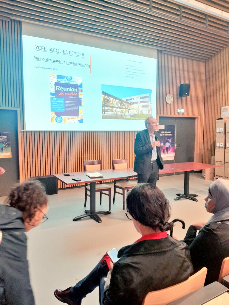 Aujourd'hui,  réunion des parents d'élèves de seconde au lycée Jacques Feyder d'<a href="/epinaysurseine/">Épinay-sur-Seine</a> .
La nouvelle direction a présenté les attendus de cette année aux parents venus nombreux.