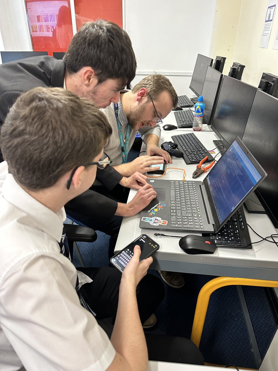 TenbyTechno's tweet image. What a fantastic evening tonight for both teams. A huge welcome to our new team members. Can’t wait for this years competition 🥳 #MoreThanRobotsUK 🤖 @FTC_UK