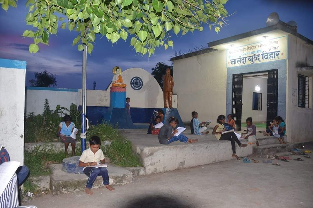 समतेचे उन्नतीचे भवितव्य तुमचे ठरवून
संगोपिले तुम्हाला चोचीत घास भरून । 
पक्षी ही भिमाई हृदयाची साथ घाली
घरट्यात परतून या येण्याची वेळ झाली । 💙❣️