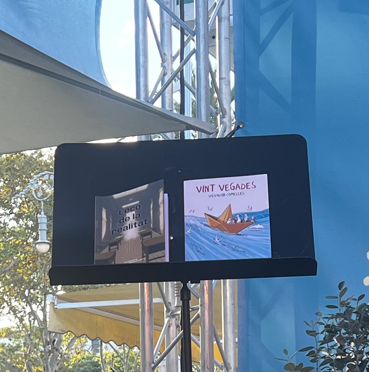 La Setmana (@lasetmana) on Twitter photo 👉 Ara, des de l’escenari 3 de #lasetmana24 es presenta ‘Vint vegades’ un volum de relats breu de Salvador Comelles i ‘L’eco de la realitat’ en un projecte apadrinat per <a href="/SBennassar/">sebastia bennassar</a>.
🧠 Conversen sobre la importància de la lectura a l’escola per estimular la creativitat i 👉 Ara, des de l’escenari 3 de #lasetmana24 es presenta ‘Vint vegades’ un volum de relats breu de Salvador Comelles i ‘L’eco de la realitat’ en un projecte apadrinat per <a href="/SBennassar/">sebastia bennassar</a>.
🧠 Conversen sobre la importància de la lectura a l’escola per estimular la creativitat i