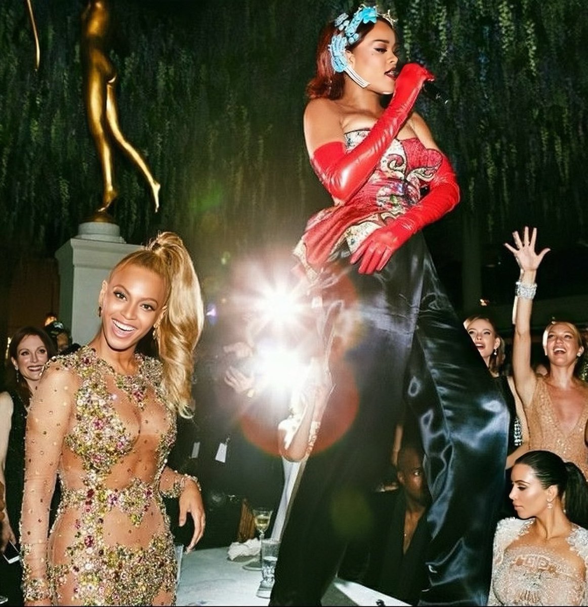 headnavy's tweet photo. Beyoncé and Rihanna moments together 

A thread 🧵 https://t.co/UKvMT6pQ81