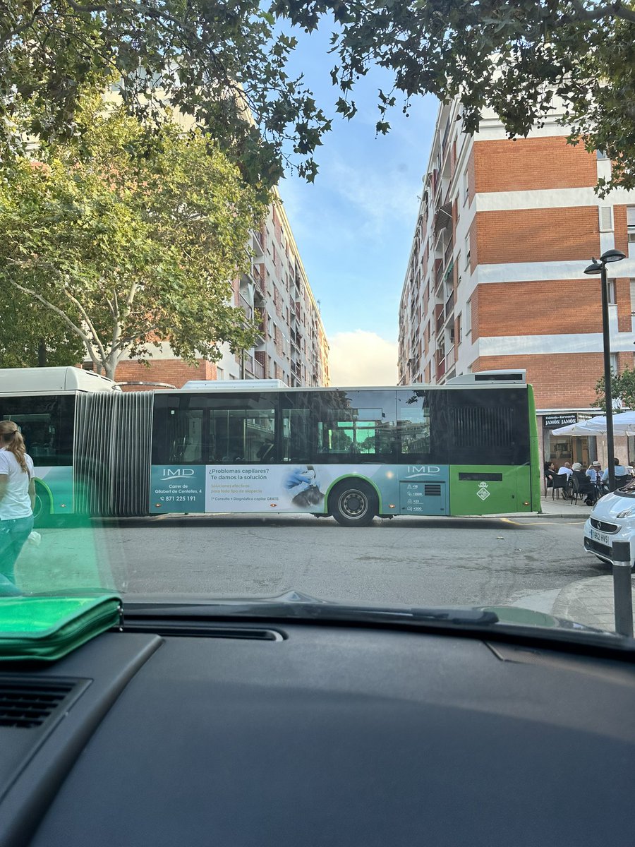 fmalmom's tweet photo. Y con esto qué hacemos señores de @emtpalma ?? Una calle bloqueada durante media hora porqué sí y la parada vacía https://t.co/fGdtX2sRxg
