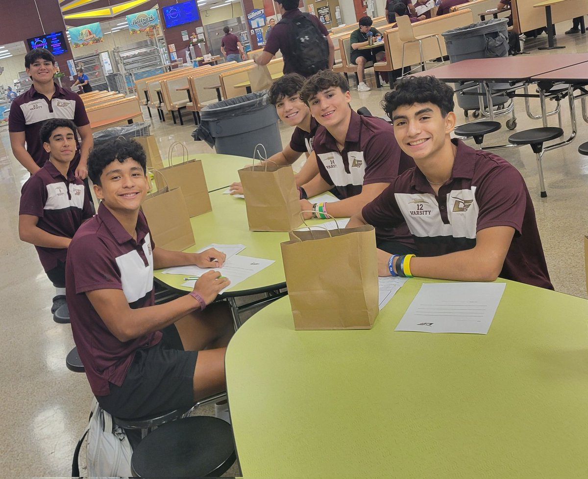 LosFresnosFB's tweet photo. A huge THANK YOU to @OES_Ocelots for our game day goodie bags and letters of encouragement. We appreciate your support! @LosFresnosCISD https://t.co/htSULbBkNA