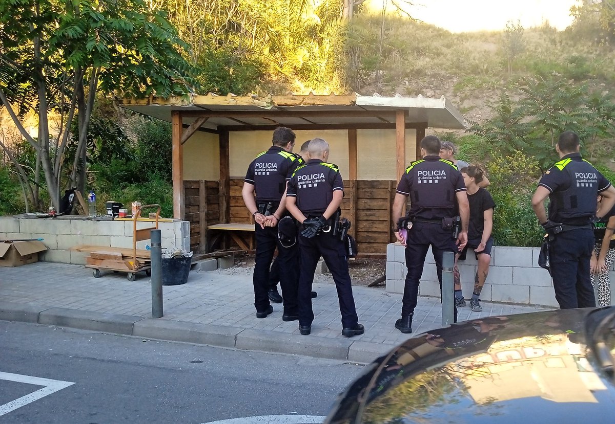 Avui unes veïnes del barri, cansades d'esperar la marquesina del 87 que mai arriba, han decidit que la feien amb les seves mans. Sembla que al <a href="/pscbarcelona/">PSC Barcelona/♥️</a> li agrada molt la peli del 47, però no l'han entès 🤔