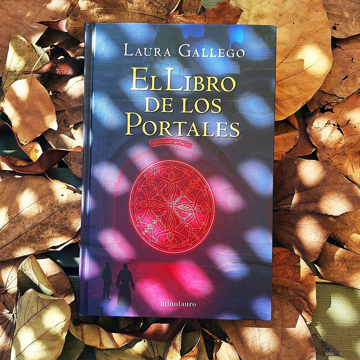 _LauraGallego's tweet photo. Un portal hasta el otoño ⭕️🍁🍂.
#ElLibrodelosPortales https://t.co/sHrx51uzKx