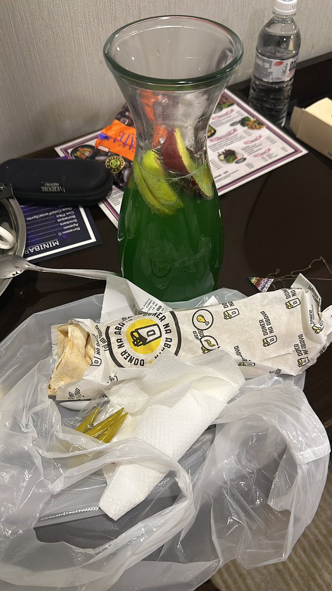 Türk dönerinin Türkiye dışında hemen hemen her ülkede çok çok daha lezzetli yapılması şans mıdır, yoksa Türkiye de ki esnafın umursamazlığı mıdır? Bilemedim… ama senelerdir bu kadar güzel döner yememiştim😋