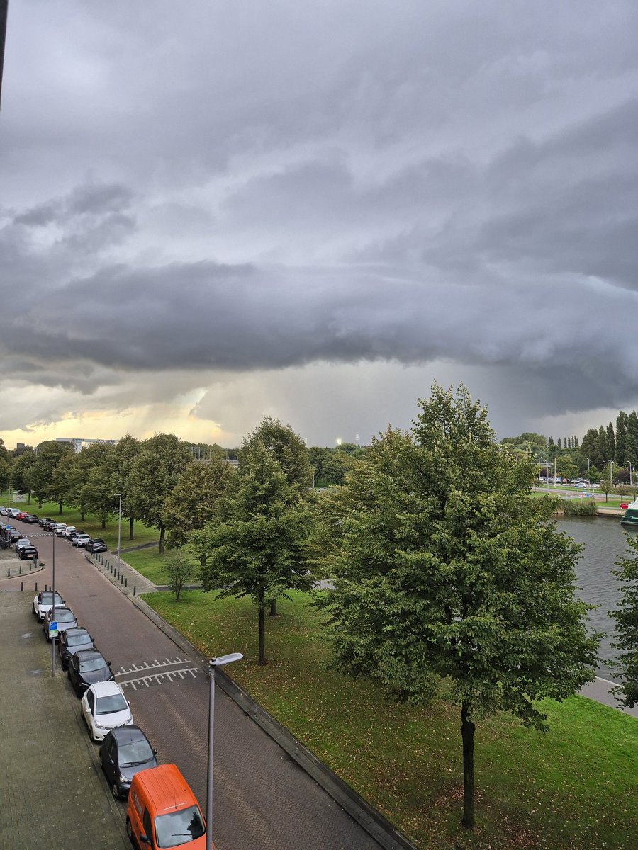 Theresetesselh's tweet photo. Mooie wolk #herfst #Rotterdam #wolk #bui https://t.co/XgUeiv0skG