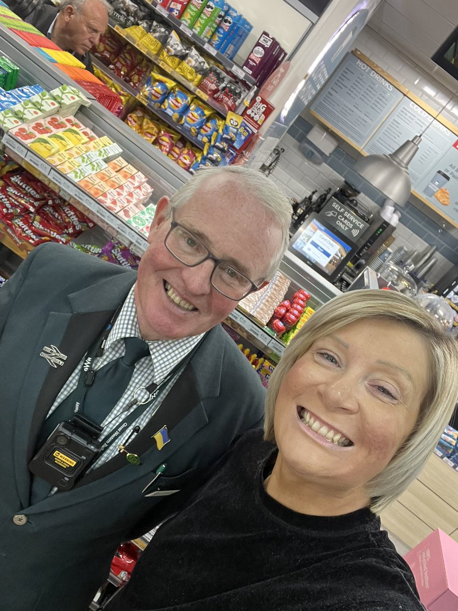 Jennifergaunt11's tweet photo. Swindon railway station has had a tough few weeks. Time to show it a little bit of love. @GWRHelp your Swindon team are amazing ❤️ lots of love, the team at WHSmith #GWR #Swindon #retail #WHSmith #Platform #GateLine #Staff https://t.co/8rcw97TI9a