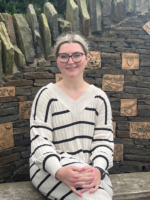 Llongyfarchiadau! Ail enillydd ein 'Gwobr Iaith Gymraeg' yw Hannah Thomas . #UBAYCGwobrauStaff2024  <a href="/BaeAbertaweGIG/">Bae Abertawe GIG</a> <a href="/SBUHB_Awards/">Swansea Bay UHB Awards</a>