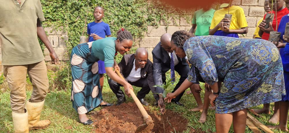 RotaryNaalya's tweet image. Our Plant Your Balance campaign started with a tree-planting exercise at St Mbaaga Tuzinde Primary School Kiwatule. #savetheenvironment #PlantaTree #trees #environment #Rotary @rotaryd9213