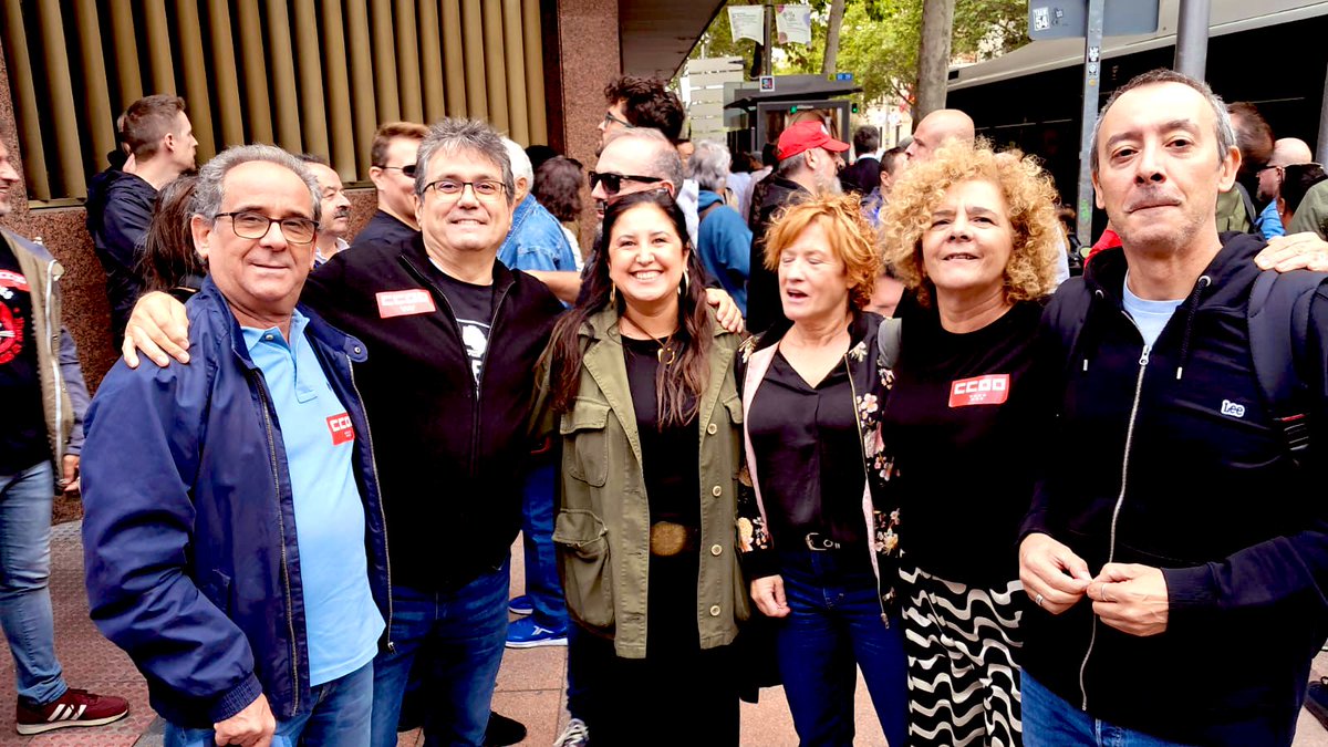 🙋🏻‍♀️Hoy nos hemos concentrado en la sede de la patronal de Madrid para reivindicar la #ReducciónJornadaYA