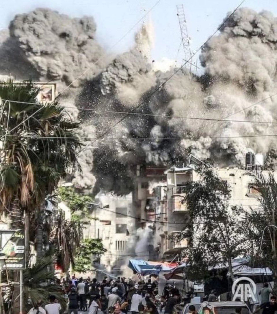 alhosseini's tweet photo. ۴۱۵۰۰ نفر در غزه و ۲۰۰۰ نفر در لبنان کشته شدند و صدای هیچکس در نمی‌آید. 
اسراییل نشان داد حقوق بین‌الملل پشیزی نمی‌ارزد. ملت‌ها و کشورهایی که به این شعارها اعتماد کنند نابود میشوند. قانون برای قدرتمندان است، باید قوی شوید تا قانون برایتان اجرا شود. قدرت هم اقتصادی است هم نظامی. https://t.co/z10R2Bo4by