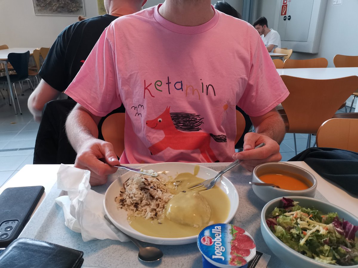 Geht man mit <a href="/Moeritzl/">Felix Lorang</a> essen, muss man damit rechnen, dass er auffällt wie ein buntes, äh, Pferd.