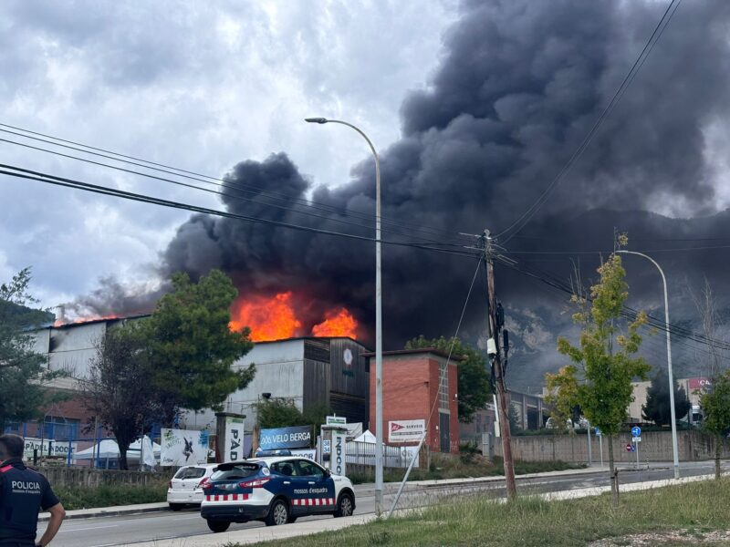AgradeBiomasa's tweet photo. 🔥Espectacular incendio en una planta de #biomasa: 10 dotaciones de bomberos. Polígono Industrial de La Valldan, Berga
https://t.co/BQg0BUJ8xe
La planta quema desde primera hora de esta tarde. Los bomberos trabajan desde el exterior, inicialmente con 9 dotaciones https://t.co/DnzthwK3H8