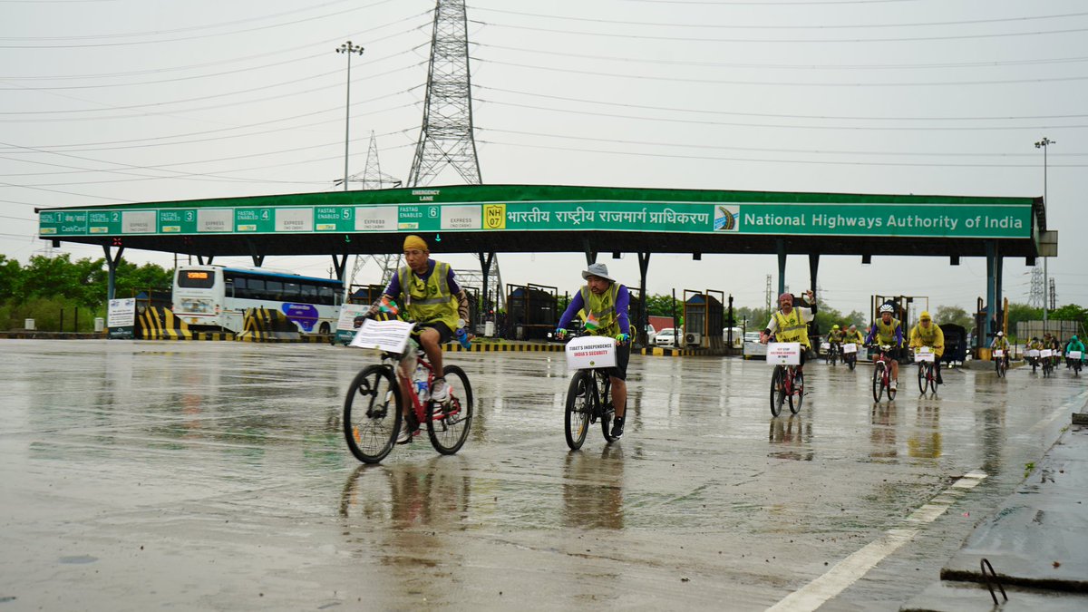 Undeterred by the heavy rain. Resilient volunteers continued the rally, we were warmly received by the RTYC Chandigarh members, We're grateful 4r the tea&amp;snacks provided by an Indian restaurant owner, a good frnd of a Tibetan living in Chandigarh. 
#tibetmatters #Tibet #Indian