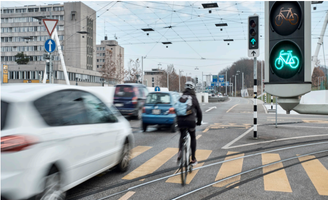 Sind autonome Fahrzeuge eine Chance oder ein Risiko für Städte? Die Antwort ist: Ja - aber nur unter gewissen Bedingungen. Mehr dazu im Positionspapier der #städtekonferenz #Mobilität. 
Aktuell | Städtekonferenz Mobilität (SKM) (skm-cvm.ch)