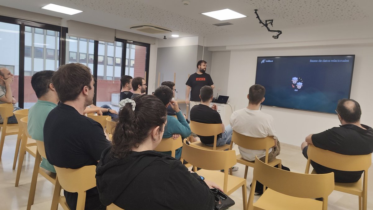 Volvemos después de la pausa de verano 🔥 con José Carlos García Ortega hablándonos sobre Cómo escalar hasta el infinito 🎢 #AWSUGSVQ #awscommunity #awsusergroup