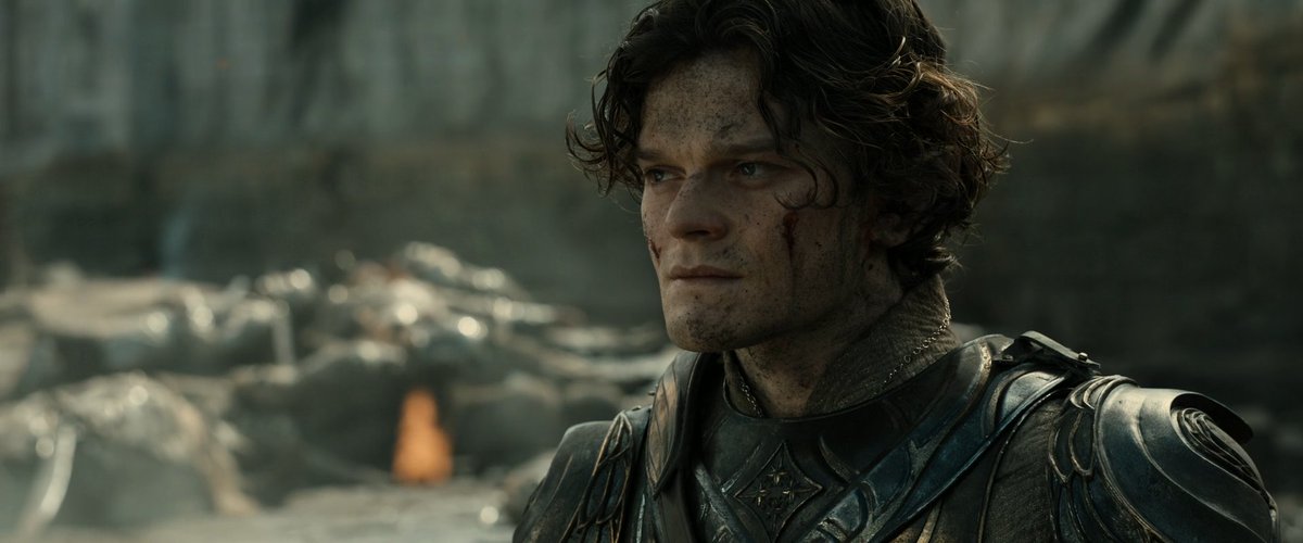 SitoCinema's tweet photo. El episodio 2x07 es un espectáculo absolutamente brutal, una batalla desgarradora, poco esperanzadora y dramática, se siente todo tan artesanal que ese es su gran logro para mí.

Pero la gran sorpresa es lo que pasa en el interior, Celebrimbor ofrece escenas desgarradoras y Sauron es un Lucifer reencarnado increíble interpretado de 10.

No es la mejor batalla de la TV pero si es de las mejores vistas de calle, a nivel escala y extras en pantalla la de mayor magnitud las coreografías son impecables.

Musicalmente perfecta Bear McCreary ha compuesto el mejor episodio en banda sonora  de los últimos años, eso es un hecho no una opinión. Sin palabras.

El momento caballos es anticlimático pero la puesta escénica visual es inmejorable, aparte de tener una justificación narrativa aunque joda no verla sí jode.

El tema del beso no me molesta para todo lo que leí pensaba que sería peor, más si se trata de un beso de distracción por el amor de dios... pero se pudo hacer de otra forma para evitar más polémicas a una serie sentenciada, me quejo más de algún fallo de ritmo.

Como evento y puesta escénica es de lo más salvaje en una serie, es una realidad que un ciego puede ver, insistí que no era Pelennor ni Helm y así ha sido, pero subrayé que en escala y extras era lo más espectacular en Tv y lo ha sido, aparte de su crudeza.

No por dos peros voy a amargarme y joderme la experiencia, la vida es corta para estar refunfuñón cuando estamos ante algo con tanto trabajo detrás.
Mi opinión lo dejo claro todo punto de vista es respetable. 9/10 ✍️.

#TheRingsOfPower #LosAnillosDePoder