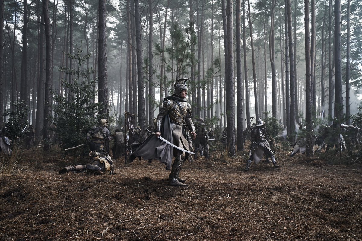 SitoCinema's tweet photo. El episodio 2x07 es un espectáculo absolutamente brutal, una batalla desgarradora, poco esperanzadora y dramática, se siente todo tan artesanal que ese es su gran logro para mí.

Pero la gran sorpresa es lo que pasa en el interior, Celebrimbor ofrece escenas desgarradoras y Sauron es un Lucifer reencarnado increíble interpretado de 10.

No es la mejor batalla de la TV pero si es de las mejores vistas de calle, a nivel escala y extras en pantalla la de mayor magnitud las coreografías son impecables.

Musicalmente perfecta Bear McCreary ha compuesto el mejor episodio en banda sonora  de los últimos años, eso es un hecho no una opinión. Sin palabras.

El momento caballos es anticlimático pero la puesta escénica visual es inmejorable, aparte de tener una justificación narrativa aunque joda no verla sí jode.

El tema del beso no me molesta para todo lo que leí pensaba que sería peor, más si se trata de un beso de distracción por el amor de dios... pero se pudo hacer de otra forma para evitar más polémicas a una serie sentenciada, me quejo más de algún fallo de ritmo.

Como evento y puesta escénica es de lo más salvaje en una serie, es una realidad que un ciego puede ver, insistí que no era Pelennor ni Helm y así ha sido, pero subrayé que en escala y extras era lo más espectacular en Tv y lo ha sido, aparte de su crudeza.

No por dos peros voy a amargarme y joderme la experiencia, la vida es corta para estar refunfuñón cuando estamos ante algo con tanto trabajo detrás.
Mi opinión lo dejo claro todo punto de vista es respetable. 9/10 ✍️.

#TheRingsOfPower #LosAnillosDePoder