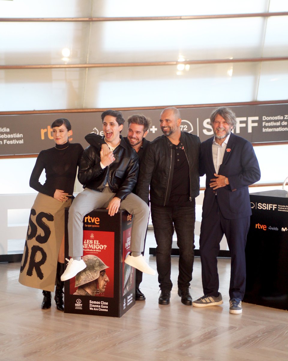 📸 ¡Equipazo para el estreno mundial de #EsElEnemigo #LaPelículaDeGila en el #72SSIFF! 

El director Alexis Morante, los actores Óscar Lasarte, Natalia de Molina, Carlos Cuevas y Salva Reina, la hija del humorista, Malena Gila, y los productores de <a href="/pecadofilms/">Pecado Films</a> y <a href="/ArcadiaMotion/">Arcadia Motion Pictures</a>.