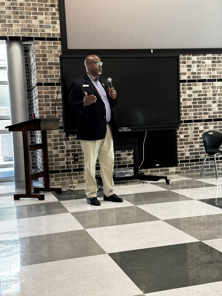 EDpiper's tweet photo. Q: Recognizing student mobility, how do you effectively impact student accountability outcomes?
A: WE TRULY LOVE OUR KIDS
-@DrGbates, Supt for @FSHISD
This! 🙌 #Community, #connectedness, & #culture impacts #performance!
#edpiper #txed #ltasb25 @tasbnews #k12 https://t.co/Fn19zUYqwS