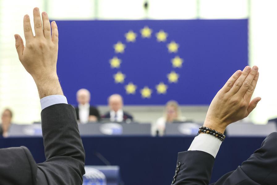 LUsineDigitale's tweet photo. Le pacte européen sur l'IA signé par une centaine d'entreprises ressemble à une vaste blague https://t.co/XAELe89ls9 https://t.co/WyeAXg3KAd