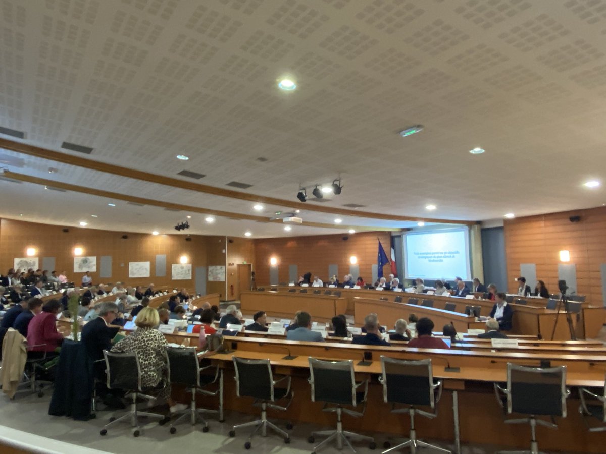 Fière de prendre la suite de <a href="/pierrepribetich/">Pierre Pribetich</a> en tant que 1ère Vice-Présidente de la Métropole de #Dijon. Merci aux collègues élus pour leur confiance. Nous poursuivrons le travail au service de tous les habitants des communes de la Métropole.