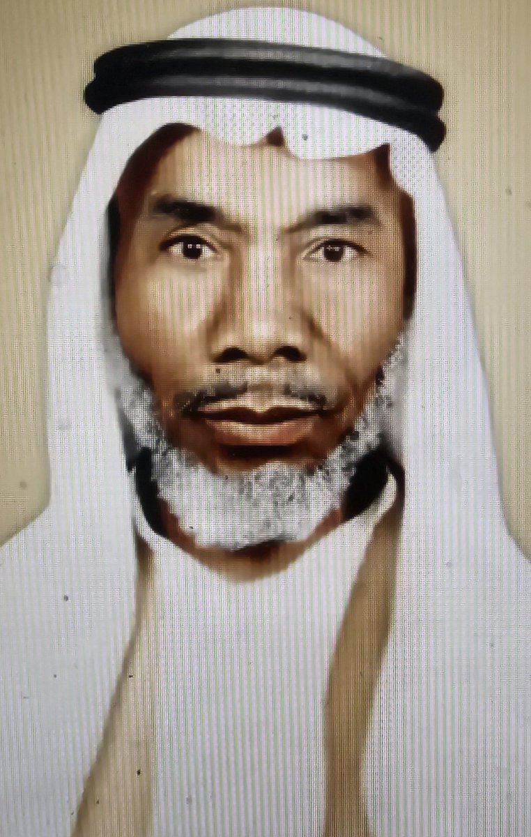 saud_abdulghani's tweet photo. العم أبو بكر بن حسين بن موسى الهوساوي، الشهير بالموزع، ولد في المدينة المنورة عام ١٣٠٨هـ ونشأ ودرس بها ونال قسطا من التعليم، عاصر العهود الثلاثة العثماني والهاشمي والسعودي الزاهر، رجلا عصاميا اعتمد على الله ثم على نفسه فكافح واجتهد وثابر حتى كون نفسه، عاش في رباط عزت باشا في باب المجيدي، ثم انتقل لمنزل مجاور للرباط، ثم استقر في المنزل الذي بناه في حي باب التمار كان محبا للعلم والعلماء كثير الجلوس في المسجد النبوي  الشريف وحلقات الدرس فيه مثل حلقة الشيخ محمد الطيب الانصاري، والشيخ عبدالرحمن الافريقي، والشيخ عمر محمد فلاتة رحمهم الله، عمل في إدارة البريد وكان من أفضل واوثق موزعين الرسائل والبرقيات لمعرفته الوثيقة باهالي المدينة والاحياء التي يسكنون بها، وكان بعض أهل المدينة يستعينون به في توزيع بطاقات الدعوة الخاصة بالافراح، عُرف بالتقوى والصلاح وحُسن الخُلق والصدق والأمانة في التعامل، توفي العم أبو بكر بن حسين بن موسى الهوساوي الشهير بالموزع في المدينة المنورة عام ١٣٨٧هـ عن عمر يناهز الـ ٧٩ عاما ودفن في بقيع الغرقد، رحمه الله وأسكنه فسيح جناته (المصدر أ.محمد جبريل فلاتة حفظه الله).