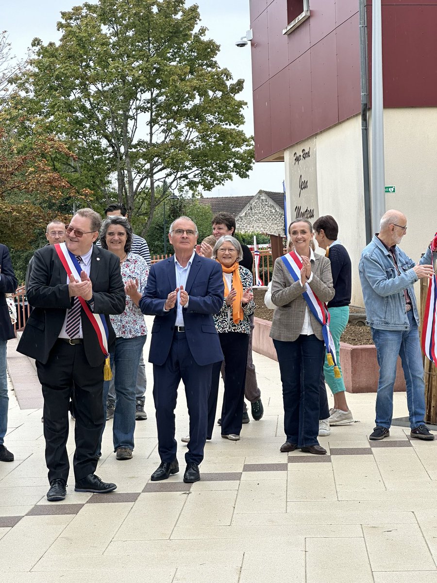 AnneSicard1's tweet photo. Ce dimanche, nous avons inauguré le foyer rural Jean Meneteau et la place Oberriexingen d’#Ennery, symbole d'une communauté vivante, solidaire et fidèle à ses racines. Un lieu de rencontres, de partage et de transmission entre générations. Ensemble, préservons notre esprit convivial et humain ! #ValdOise