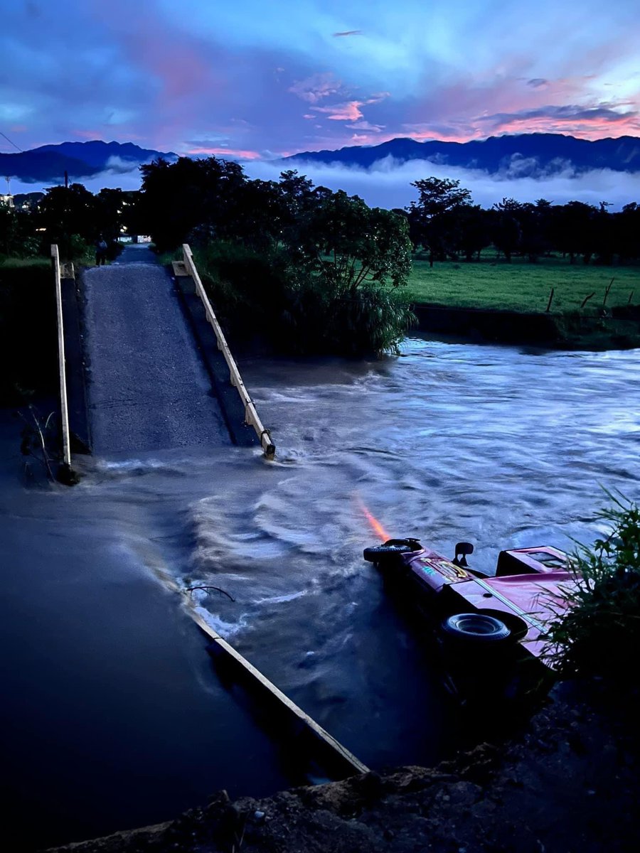 DanielGOaxaca's tweet photo. Hacemos un llamado a las autoridades del Gobierno del Estado de Oaxaca (@GobOax), @SEDENAmx y @GN_MEXICO_ , para que se atiendan de manera urgente y oportuna a las comunidades de los municipios en las regiones #Chatina, #SierraSur #Costa y #Mixteca, afectadas por las lluvias del #Huracán Jhon, toda vez que se encuentran incomunicadas y sin servicios básicos.
Mi solidaridad con las y los habitantes de los municipios afectados
#LaEsperanzaNosUne
#Daniel #Gutierrez #Oaxaca
#LaEsperanzaDeOaxaca
#MovimientoDemocráticoNacional
#SUMA