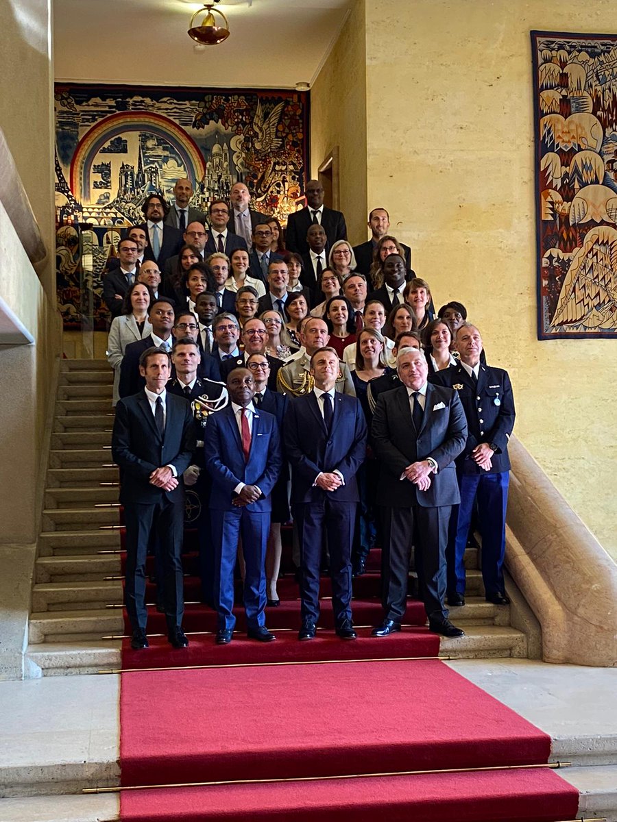 mraillet's tweet photo. Heureux d'avoir pu accueillir avec toute l'équipe de  @franceaucanada à la résidence de France à Ottawa  le Président @EmmanuelMacron. https://t.co/ph4SQa1Pbt
