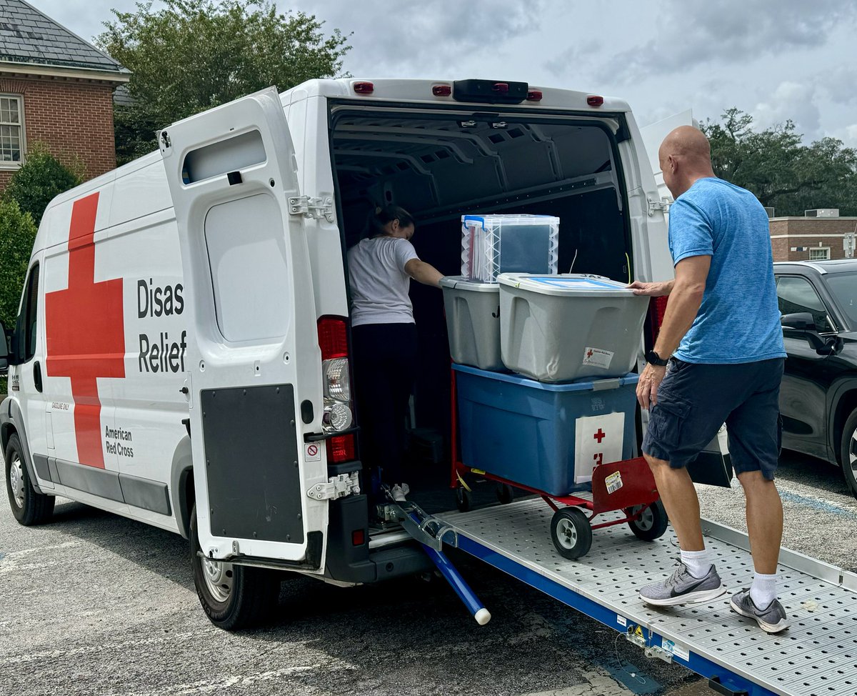 RedCross's tweet photo. Over 500 disaster responders in Florida and Georgia are standing by, ready to respond as communities brace for Hurricane Helene’s impact tonight. 💪🏽

Ahead of the storm making landfall, our disaster teams helped set up shelters and prepositioned trailers with relief items. They also prepared nearly 45,000 snacks and ready-to-eat meals to distribute in affected areas once it is safe to do so. 

To stay informed with updates from local teams, follow these accounts on social media:
📍 @RedCrossCFL
📍 @RedCrossNFL
📍 @RedCrossAL
📍 @GARedCross