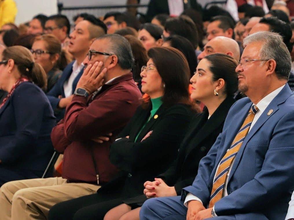 MarielaGtzEsc's tweet photo. Me dio gusto saludar a mis vecinos y amigos en #Ecatepec y otros municipios, donde con mucha atención escuchamos las obras y acciones que el gobierno que encabeza la Maestra Delfina Gómez Álvarez ha llevado a cabo en todo el #EstadoDeMéxico, durante su Primer Informe de Gobierno. https://t.co/khjwgyN7Z6