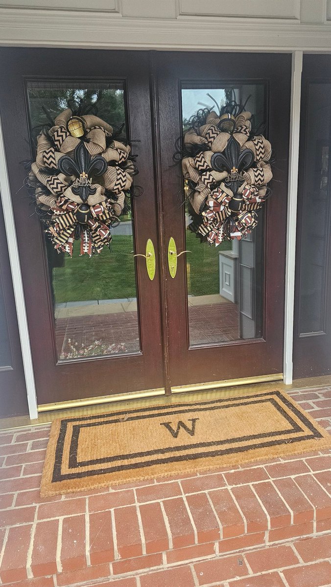 Everybody in my neighborhood is decorating for Halloween 🎃  ; meanwhile at Chateau Wilson 
#1 <a href="/Saints/">New Orleans Saints</a> fan!
#krewe #geauxsaints 🖤💛⚜️