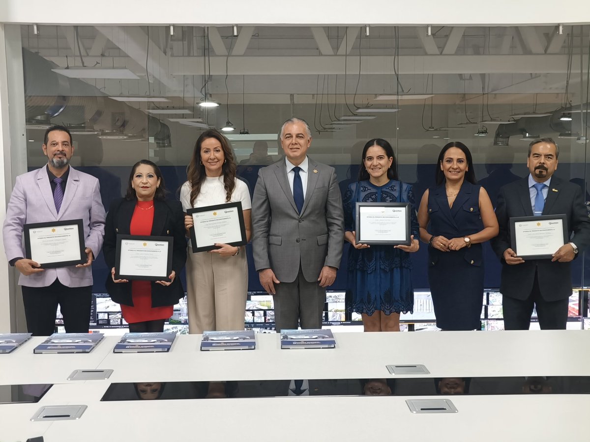 AlamosSegunda's tweet photo. Reconocemos y felicitamos a la @SSPMQueretaro  por toda su labor en este periodo y agradecemos a @FeliFerMacias  por dejar que continúe a cargo al secretario Juan Luis Ferrusca al cuidado de los ciudadanos. @qromunicipio @LuisBNava https://t.co/zykjmAnY31