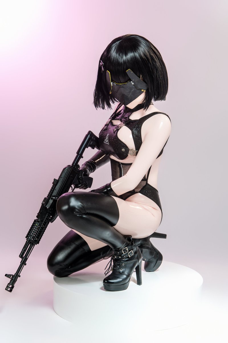 任务完成，站在胜利的余晖之下，我依旧觉得自己如同一团迷雾。任务的达成并未让我完全看清自己，那神秘的面纱似乎从未真正揭开，连自己的下一步会迈向何方都难以捉摸。我是一个不断前行的谜，在这广袤的终末之地，继续书写着属于我的神秘故事。
📷：<a href="/zhuangzhuangren/">壮壮人📷</a>
#kigurumi #终末地 #Endfield