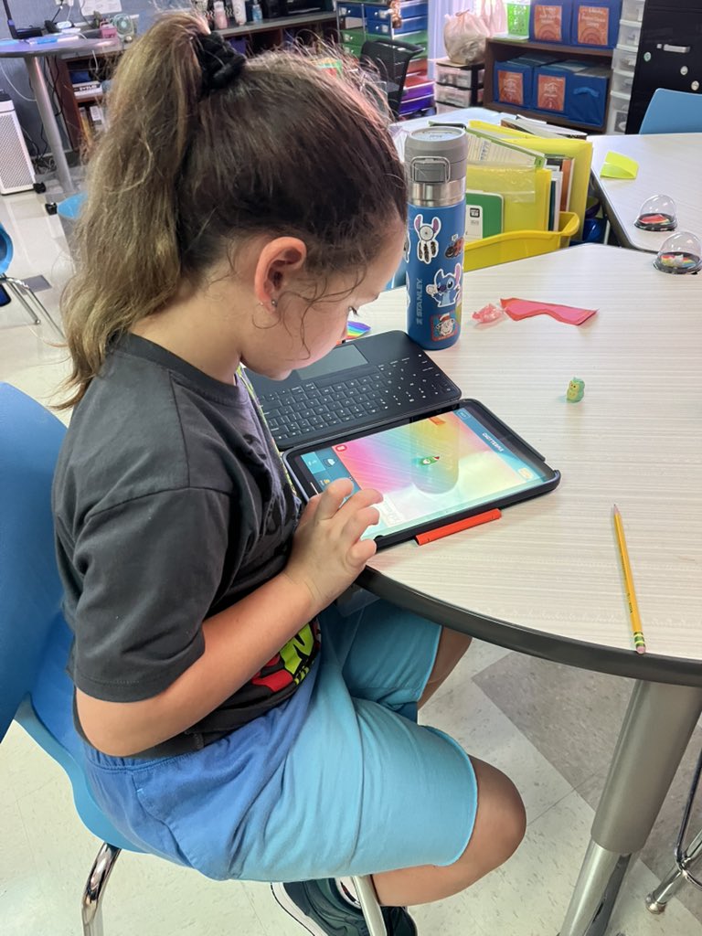liz_duban's tweet image. Technology collaboration with @alvarezltech in science as 1st &amp;amp; 2nd graders students @PetersColonyES use Chatterpix to describe physical properties and nonstandard measurement of objects! @LISDScience @DigitalLISD