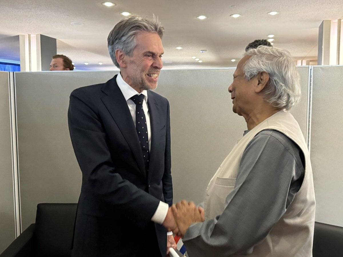 BDMOFA's tweet photo. 🇧🇩Chief Adviser HE Prof Muhammad Yunus &amp; 🇳🇱@MinPres (HE Dick Schoff) discussed on advancing #Bangladesh|#Netherlands ties, in "shared interests", particularly in transforming 🇧🇩#Agriculture sector.
@ChiefAdviserGoB @minbuza #Nederland https://t.co/bKB5EfptWG