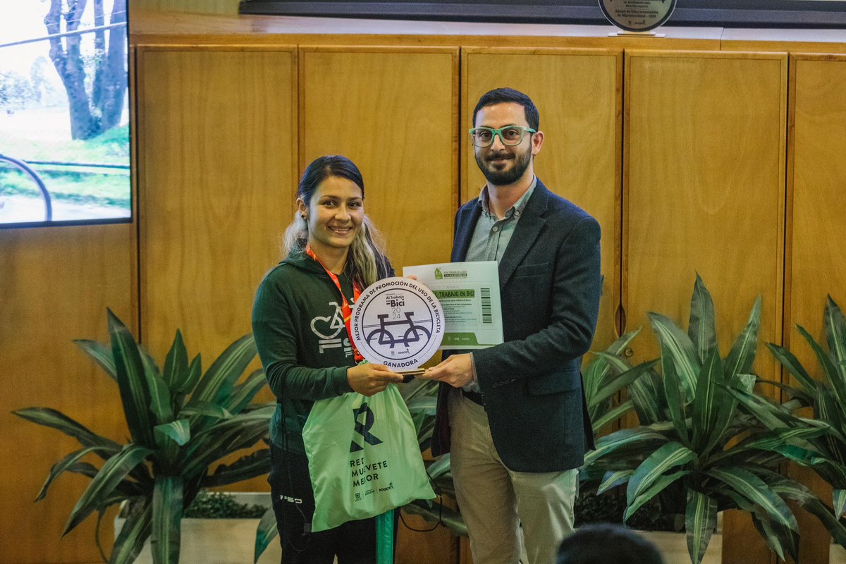 SectorMovilidad's tweet photo. #EnEstosMomentos en el marco de la #SemanaDeLaBici hacemos un reconocimiento a aquellas organizaciones a través de los Premios Al Trabajo en Bici, que aportan a una movilidad sostenible en Bogotá.
Promover entre los colaboradores de una organización los viajes amigables para llegar a su trabajo, son acciones que nos permiten consolidarnos como la #CapitalMundialDeLaBici.