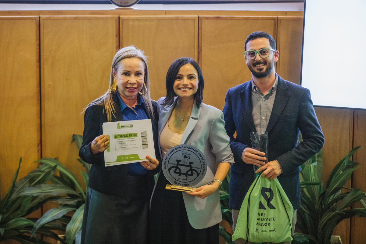 SectorMovilidad's tweet photo. #EnEstosMomentos en el marco de la #SemanaDeLaBici hacemos un reconocimiento a aquellas organizaciones a través de los Premios Al Trabajo en Bici, que aportan a una movilidad sostenible en Bogotá.
Promover entre los colaboradores de una organización los viajes amigables para llegar a su trabajo, son acciones que nos permiten consolidarnos como la #CapitalMundialDeLaBici.