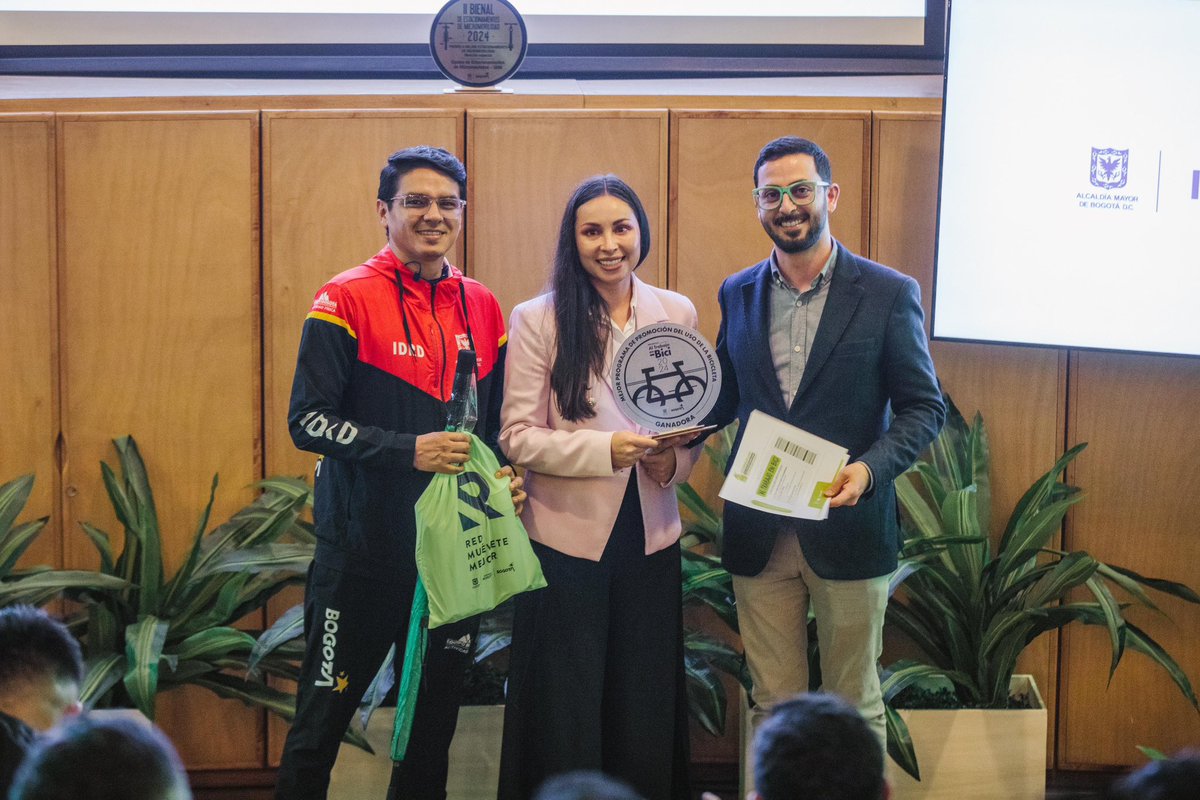 SectorMovilidad's tweet photo. #EnEstosMomentos en el marco de la #SemanaDeLaBici hacemos un reconocimiento a aquellas organizaciones a través de los Premios Al Trabajo en Bici, que aportan a una movilidad sostenible en Bogotá.
Promover entre los colaboradores de una organización los viajes amigables para llegar a su trabajo, son acciones que nos permiten consolidarnos como la #CapitalMundialDeLaBici.
