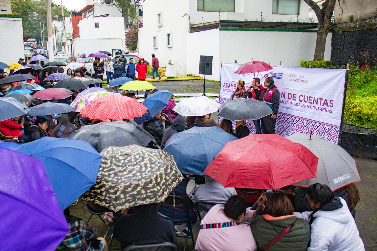 erika_jurez's tweet photo. ¡Ni la lluvia nos detuvo! 🌧️

Participé en la Asamblea de Rendición de Cuentas en #MagdalenaContreras, donde compartimos los avances de los programas, acciones y proyectos del @GobCDMX ejecutados con el invaluable apoyo del equipo de Participación Ciudadana de @DEPCMAC.

Juntos seguimos logrando resultados que mejoran la vida de las y los vecinos. 🏡🌈