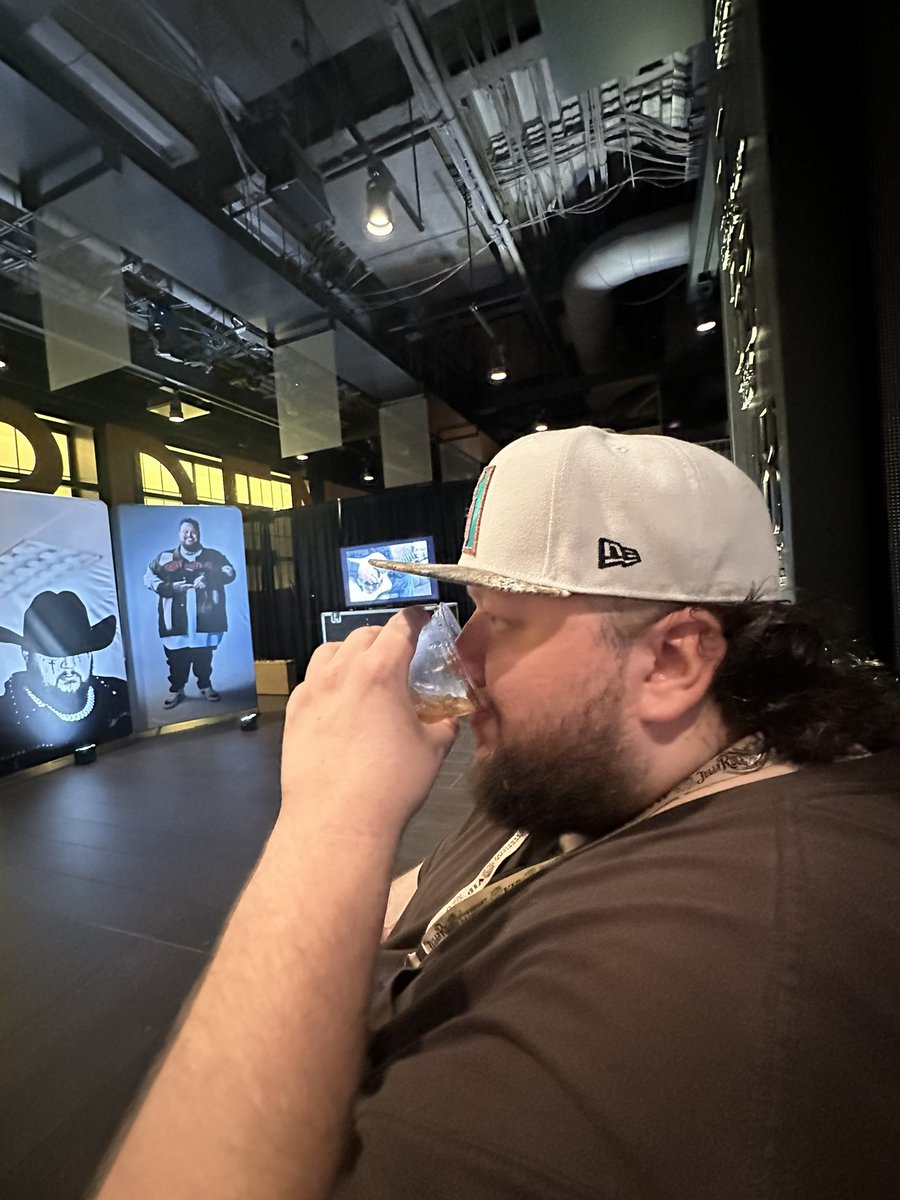 c0urtneybuswell's tweet photo. @JellyRoll615 got your twin in the lounge, hoping to meet you !! Floor B Row 22 seats 1 and 2! @JellyRoll615 @tdgarden @omgitsbunnie @mlbaseball53 https://t.co/ADGQDbo9oW