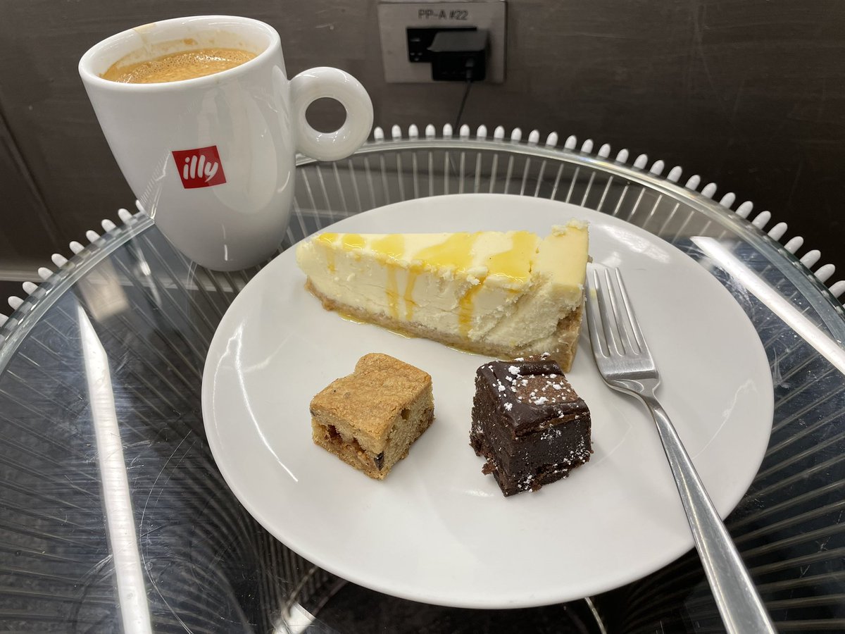 搭乗予定便がアホほど遅延してるのでラウンジはしごして暇つぶし中